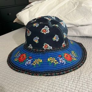 Tory burch hat. Can be worn two ways